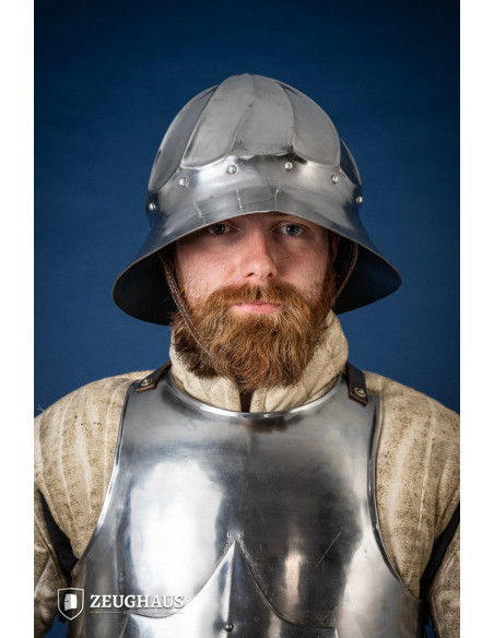 Burgunderroter Kesselhelm, polierter...