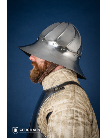 Burgunderroter Kesselhelm, polierter...