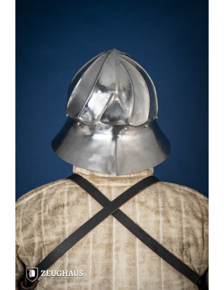 Burgunderroter Kesselhelm, polierter...