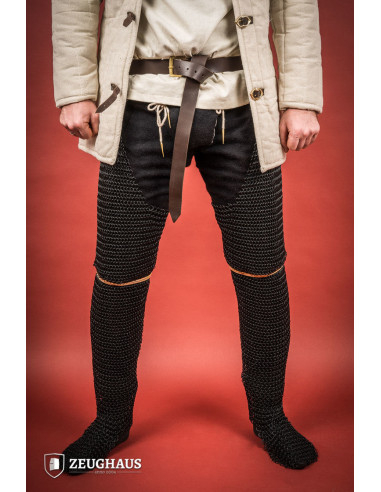 Mittelalterliche Beine, Kettenhemd aus brüniertem Stahl (10 mm).