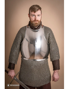 Mittelalterlicher Söldnerbrustpanzer aus poliertem Stahl...