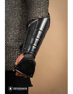 Mittelalterliche Armbänder aus brüniertem Stahl,...