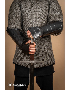 Mittelalterliche Armbänder aus brüniertem Stahl,... 2