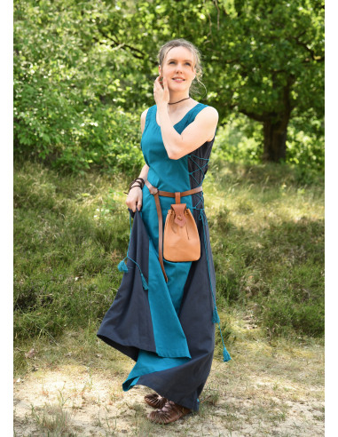 Model Jarle mouwloze middeleeuwse jurk, blauw