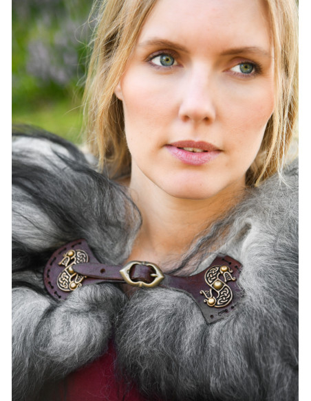 Lukning af middelalderlig læderkappe...