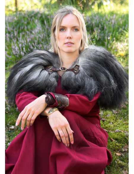 Lukning af middelalderlig læderkappe...