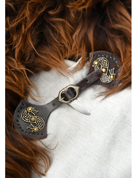 Lukning af middelalderlig læderkappe...