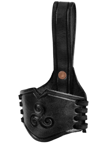 Zwarte triskelion baldric om hoorns...