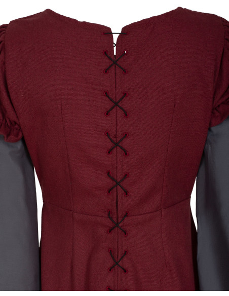 Langärmliges mittelalterliches Kleid...