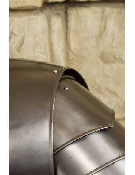 Hombreras medievales de acero pulido...