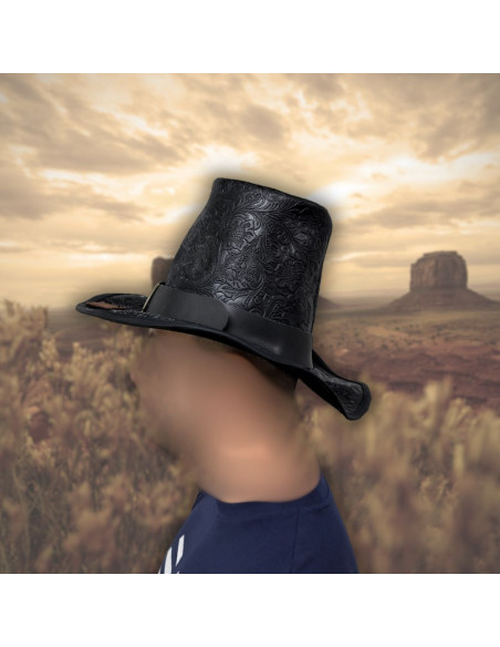 Sombrero de copa alta en cuero negro