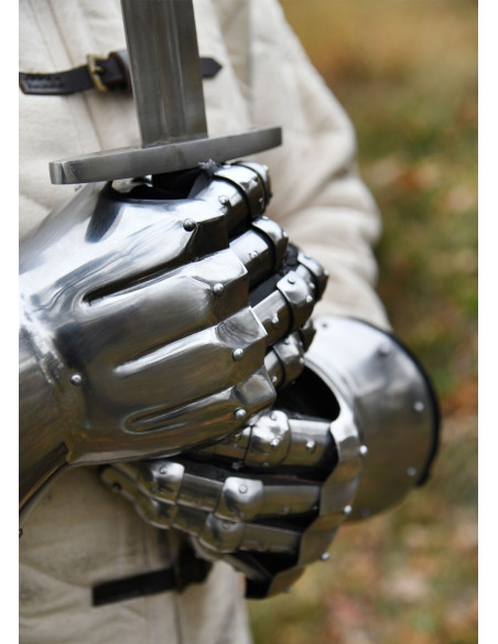 Middelalderlige handsker fra det 14....