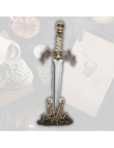 Dekorative Dagger mit Fledermausflügeln und Totenköpfen...