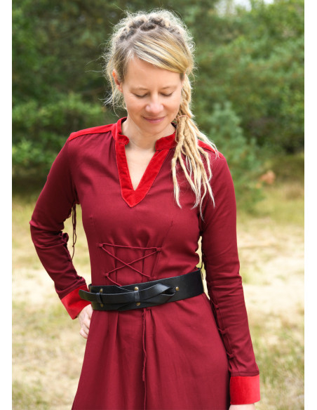 Langes mittelalterliches Kleid Modell...