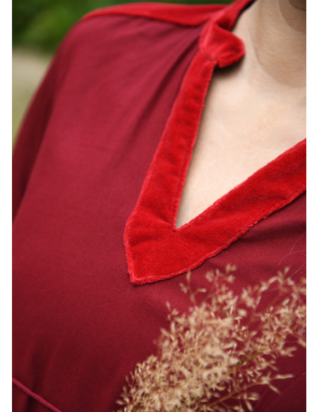 Langes mittelalterliches Kleid Modell...