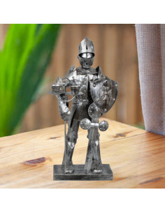 Mittelalterlicher Templerkrieger mit Kerzenhalter