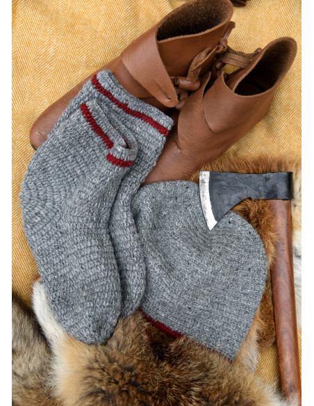 Wollmütze Häkelarbeit, grau-rot