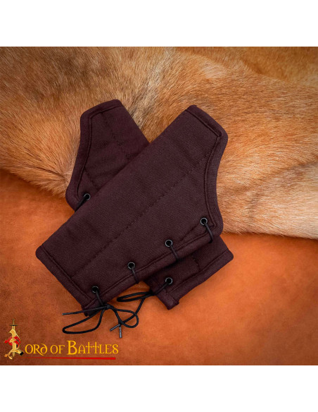 Middeleeuwse gewatteerde armbanden...