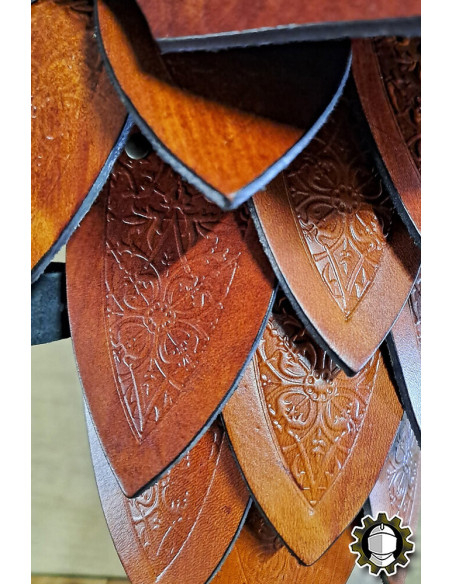 Medievale skulderpuder i læder model...