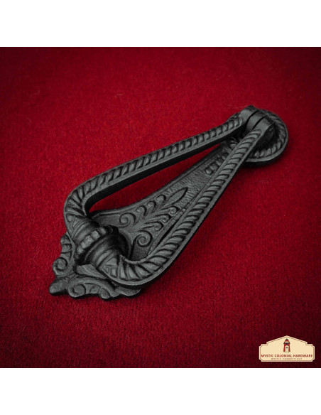 Aldaba puerta medieval con aro en en...