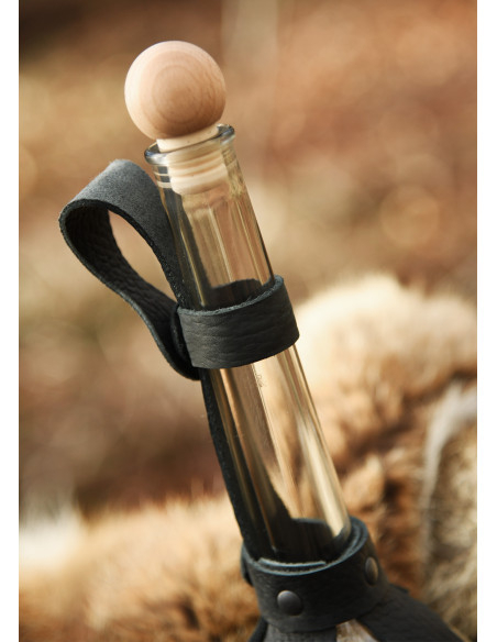 Glasflasche mit langem Hals und...