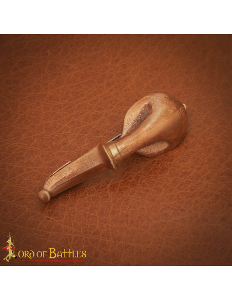 Fíbula romana en bronce: largo 8,5 cm.