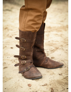 Hohe mittelalterliche Stiefel mit Schnallenverschluss, braun