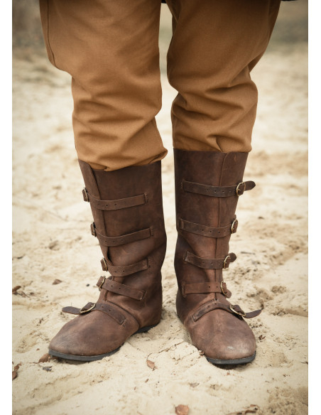 Hohe mittelalterliche Stiefel mit...