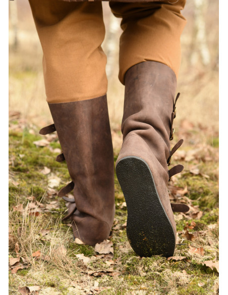 Hohe mittelalterliche Stiefel mit...