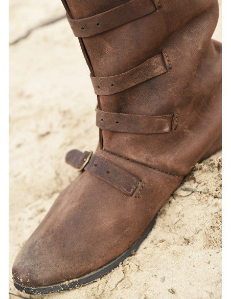 Hohe mittelalterliche Stiefel mit...