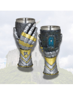 Mittelalterlicher Becher aus Resin in Form einer Kriegerhand