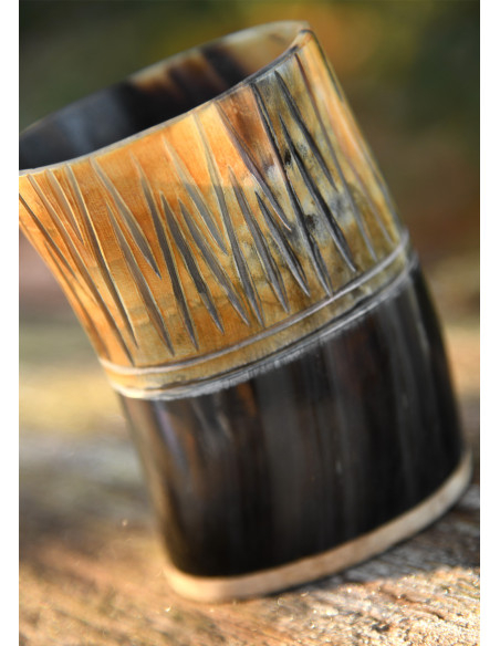 Taza medieval en cuerno y madera (11...