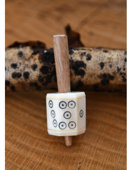 Drehwürfel aus Knochen