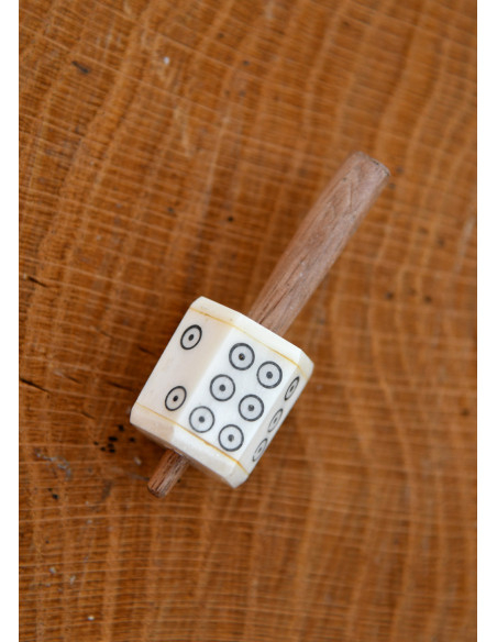 Drejende terning lavet af knogle