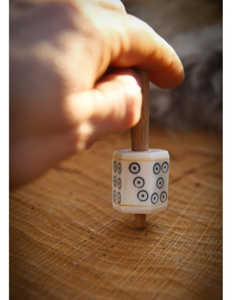Drejende terning lavet af knogle
