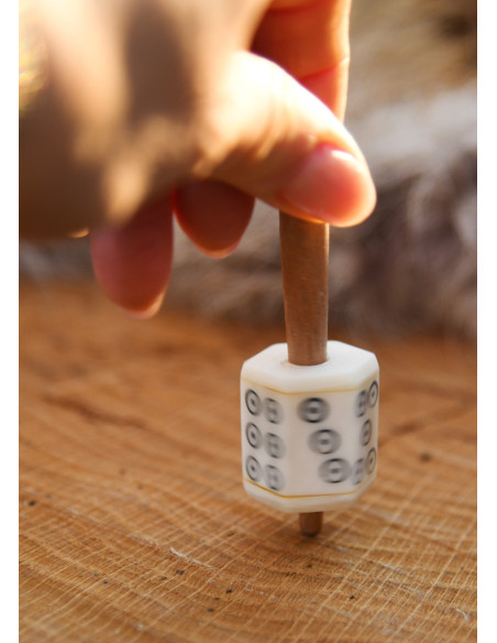 Drejende terning lavet af knogle