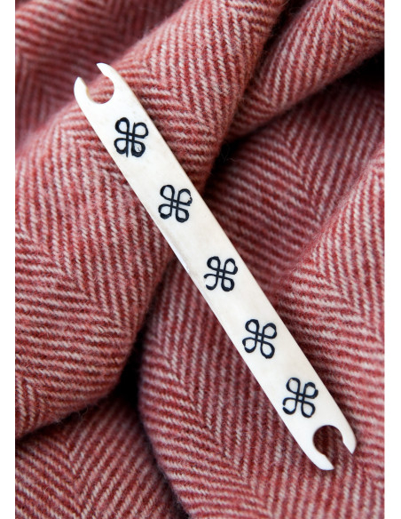 Lanzadera en hueso con nudos celtas