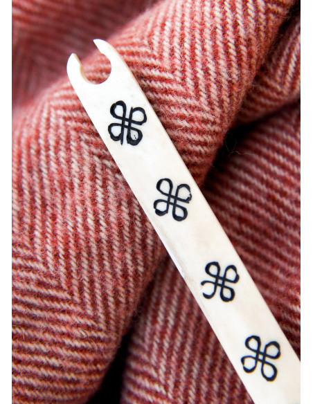 Lanzadera en hueso con nudos celtas