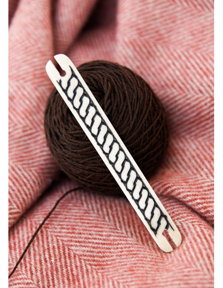 Lanzet in been met gevlochten patroon