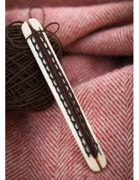 Knochen-Schiffchen mit geflochtenem...