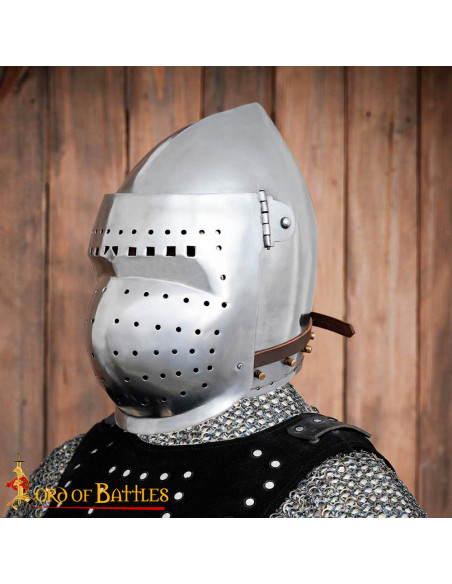 Mittelalterlicher Helm mit...