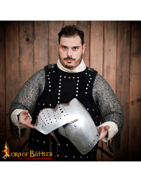 Bacinete medieval con visera completa...