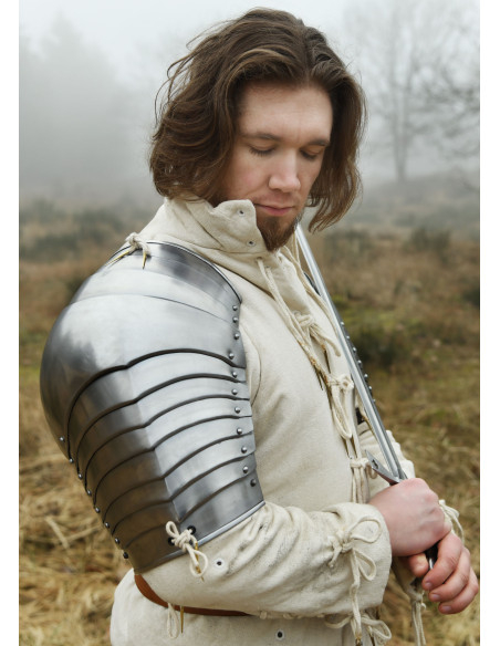 Middeleeuwse schouderstukken in staal...