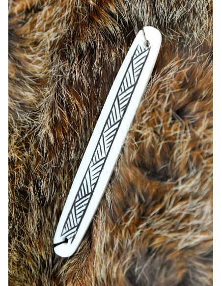 Lanzadera medieval de hueso para tejer