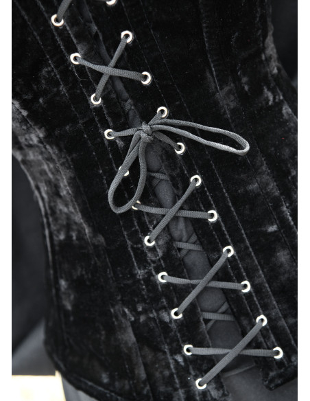 Stort middelalderkorset i sort fløjl