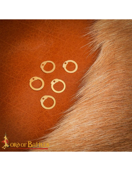 Ringbrynjepose af messing med nitter...