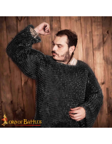 Vernietetes, geschwärztes Kettenhemd...