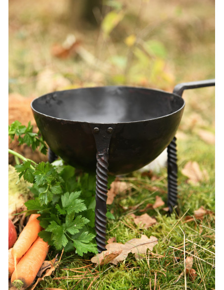 Middeleeuwse driepoot pan handgesmeed