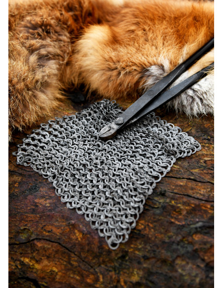 Stykke af net med 20 x 20 cm. flade...