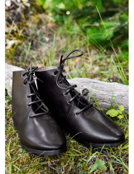Mittelalterliche hohe Schnürschuhe